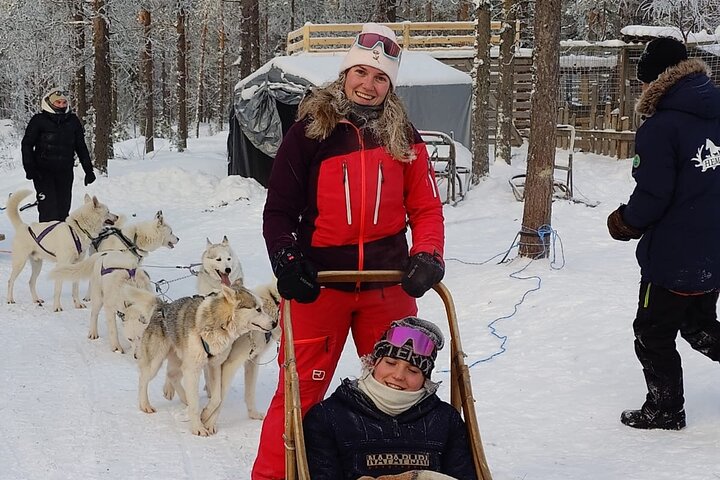 10 km Authentische Husky-Safari im Taiga-Wald